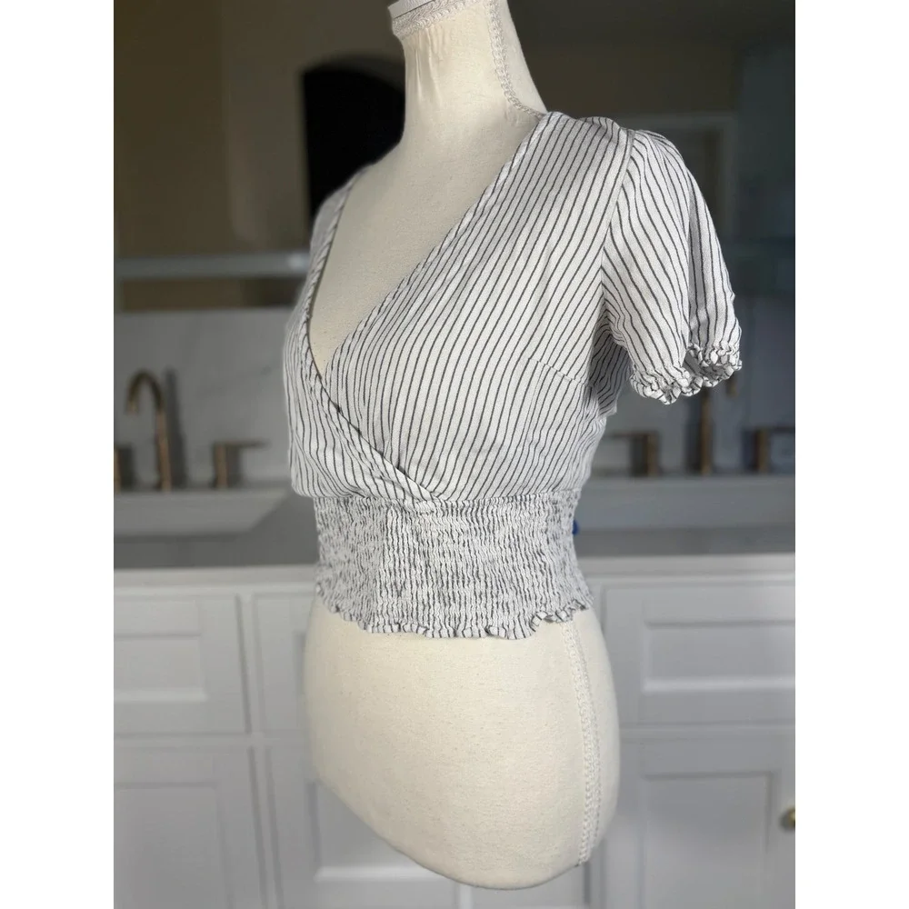 Abercrombie & Fitch Top Womens Medium White‎ Blue Stripe Smocked Wrap Crop